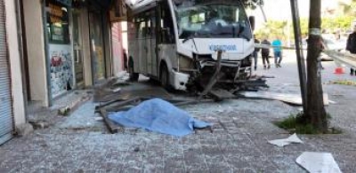Dolmuş Otobüs  Durağına Girdi  1 ölü 7 yaralı