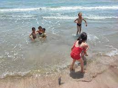 Karataş'ta  çocuklar denize koştu