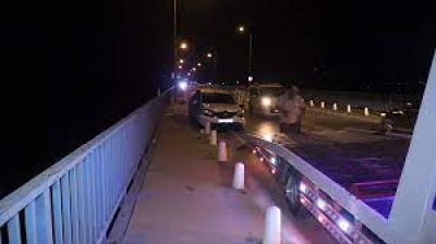 Köprüde Balık Tutarken Otomobilin Çarptığı 3 Kişi Yaralandı