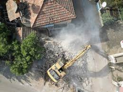 Kozan'da ağır hasarlı 3 bina kontrollü yıkıldı
