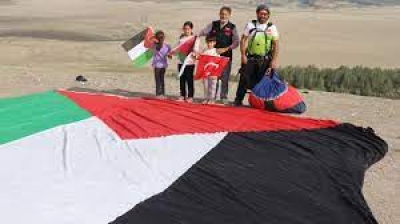 Yamaç Paraşütçüsü Filistin Bayrağıyla Atlayış Yaptı