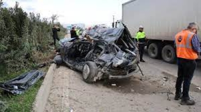 Otomobil işçi servisine çarptı: 2 ölü, 14 yaralı