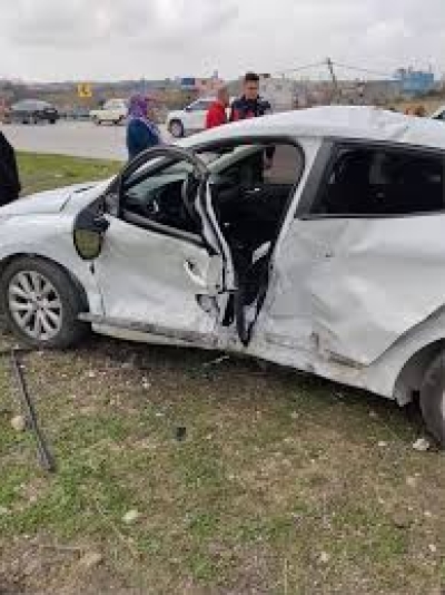 Trafik Kazasında 3 Kişi Yaralandı Trafik Kazasında 3 Kişi Yaralandı