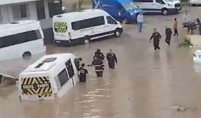 Sağanak yağış hayatı felç etti! Sağanak yağış hayatı felç etti!