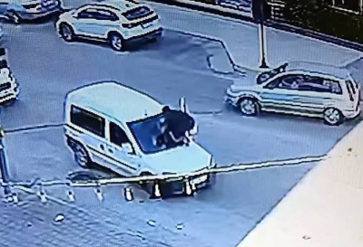 Kaputa çıkıp aracı gasbeden Mustafa Gökbudak kaza sonrası tutuklandı Kaputa çıkıp aracı gasbeden Mustafa Gökbudak kaza sonrası tutuklandı