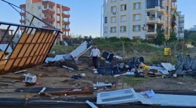 Karataş'ta hortum konteyneri parçaladı Karataş'ta hortum konteyneri parçaladı