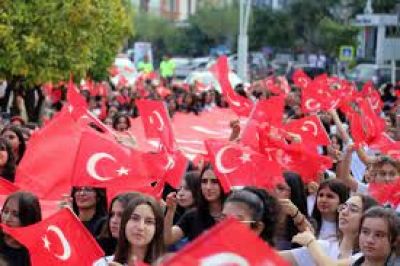 Adana'da öğrenciler Cumhuriyet'in 100. yıl dönümünü kutladı