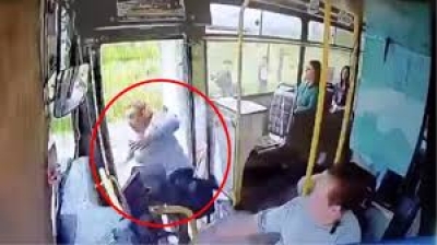 Adana'da bir kadın, kapısı açık otobüsten düştü