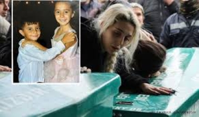 Bir annenin en zor anı! İki çocuğu yan yana defnedildi! Bir annenin en zor anı! İki çocuğu yan yana defnedildi!